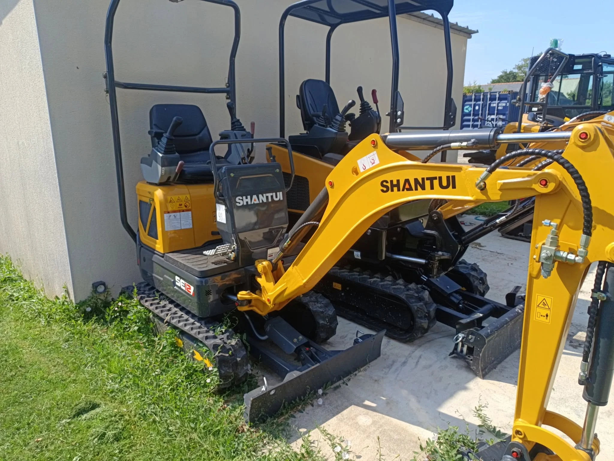 Minipelle Shantui au travail sur un chantier